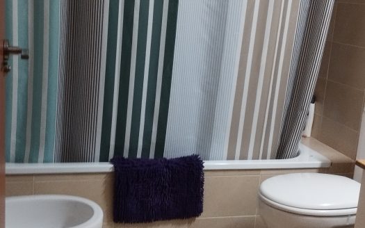 Habitación con baño en Dos Hermanas, Sevilla.